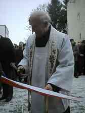 Wstg przecina ks. Stanisaw Golba proboszcz parafii Bdw